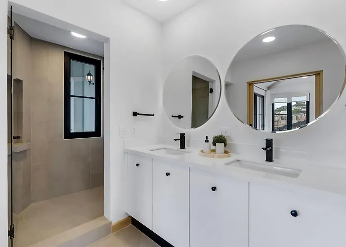 Sophisticated Modern With Ocean Views, Gorgeous Master & Private Jacuzzi Сasa de vacaciones