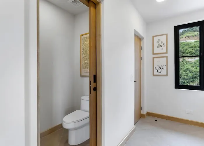Sophisticated Modern With Ocean Views, Gorgeous Master & Private Jacuzzi Сasa de vacaciones *