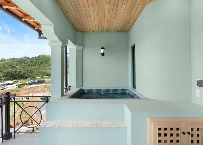 Sophisticated Modern With Ocean Views, Gorgeous Master & Private Jacuzzi Сasa de vacaciones