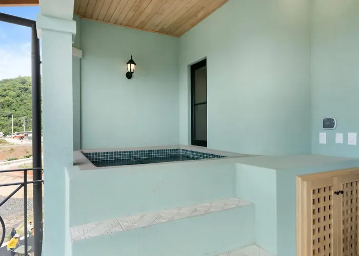 Sophisticated Modern With Ocean Views, Gorgeous Master & Private Jacuzzi Сasa de vacaciones Playa Danta