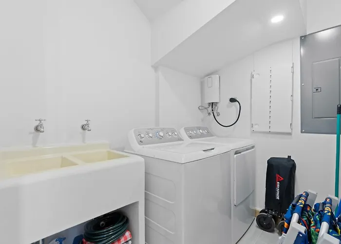 Sophisticated Modern With Ocean Views, Gorgeous Master & Private Jacuzzi Сasa de vacaciones